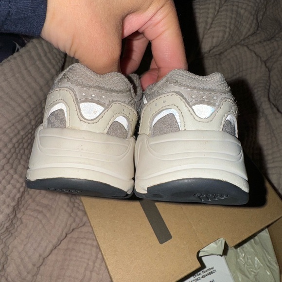 Yeezy boost 700 V2 - Picture 3 of 4